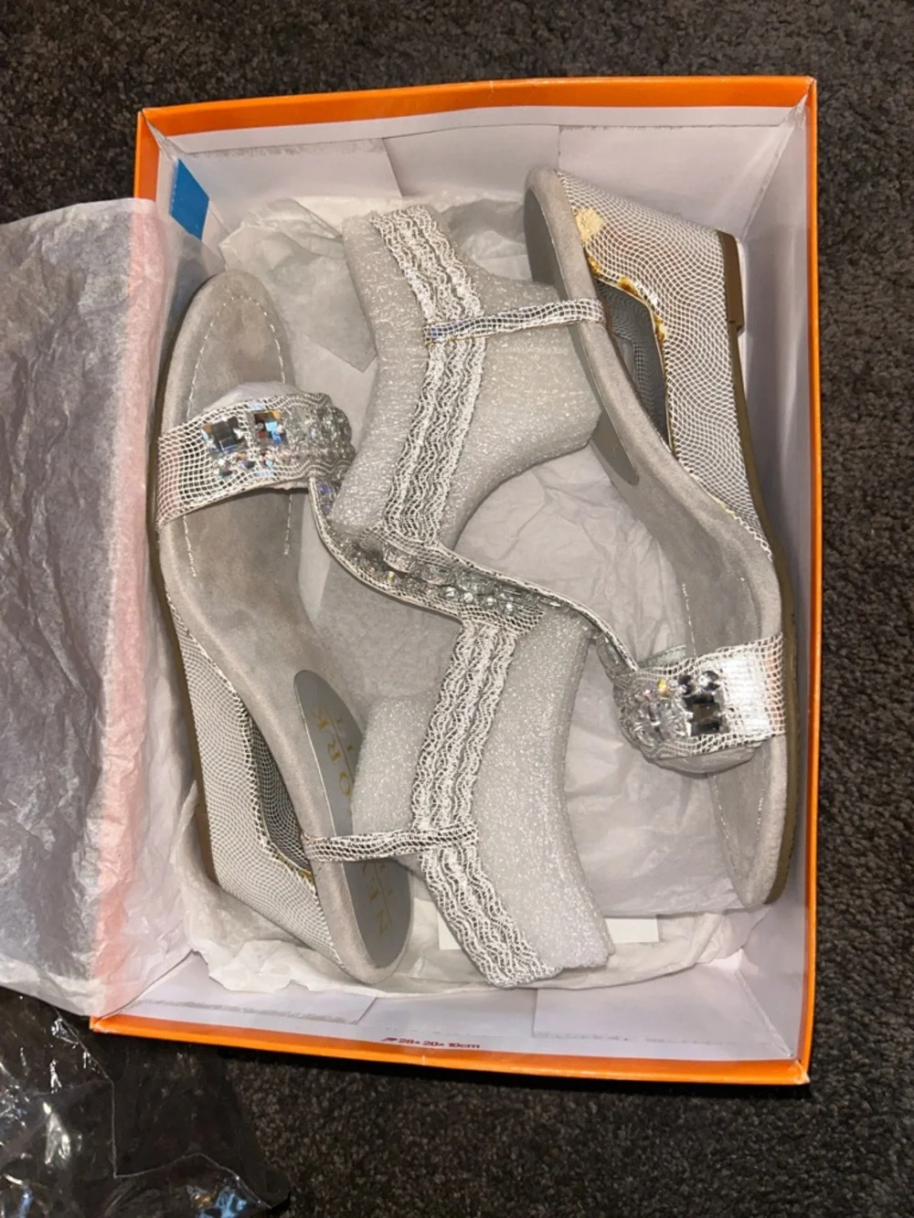 New York Transit Embellished Silver T-Strap Women’s Sandals Size 71/2 runs small - Picture 12 of 12